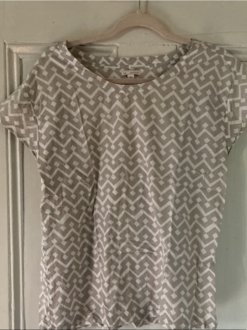GAP Beige and White Geometric Crew Neck Top